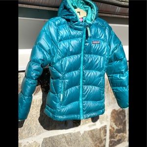 PATAGONIA- Girl’s Hi-Loft Down Sweater Hoody (5/6)